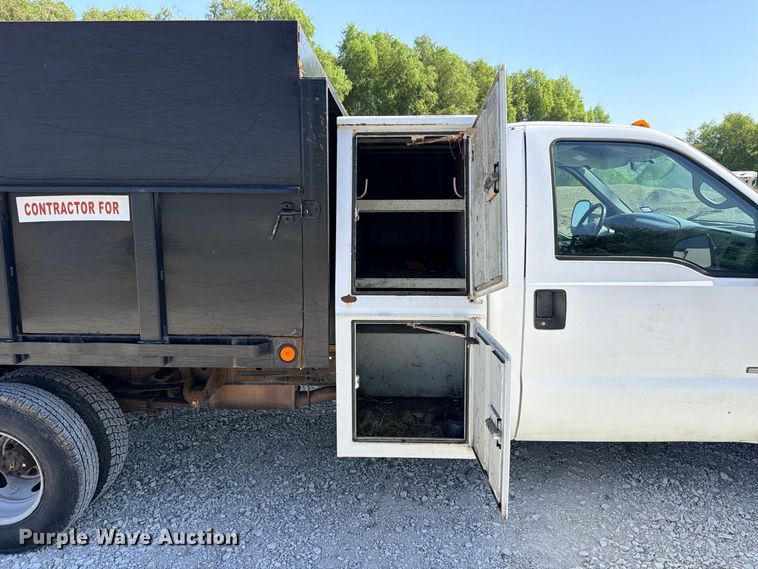 image for item DU1533 2002 Ford F-350 chipper truck