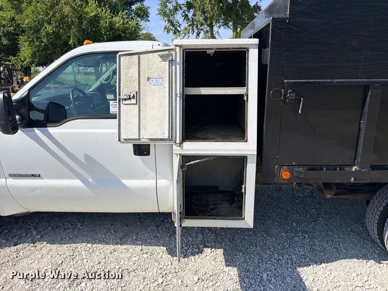image for item DU1533 2002 Ford F-350 chipper truck