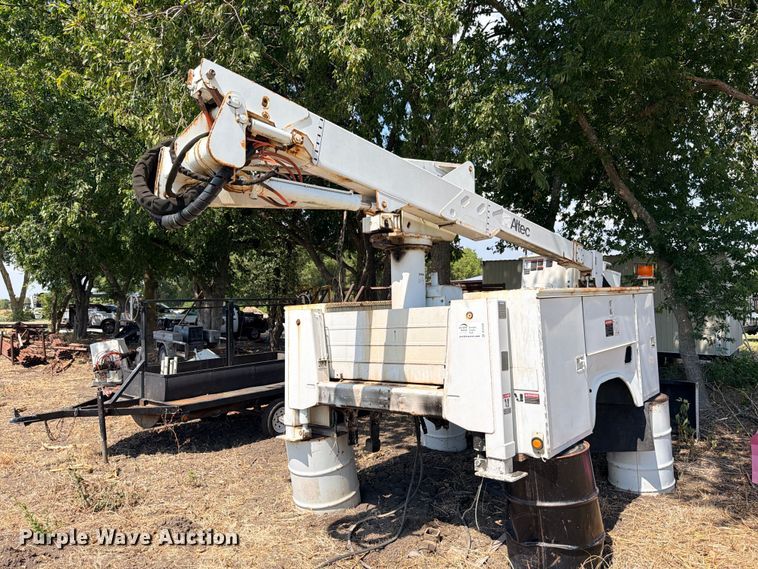 image for item DU1536 2001 Altec AT37G bucket truck bed
