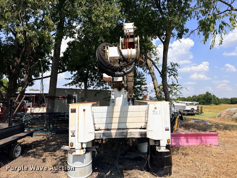 image for item DU1536 2001 Altec AT37G bucket truck bed