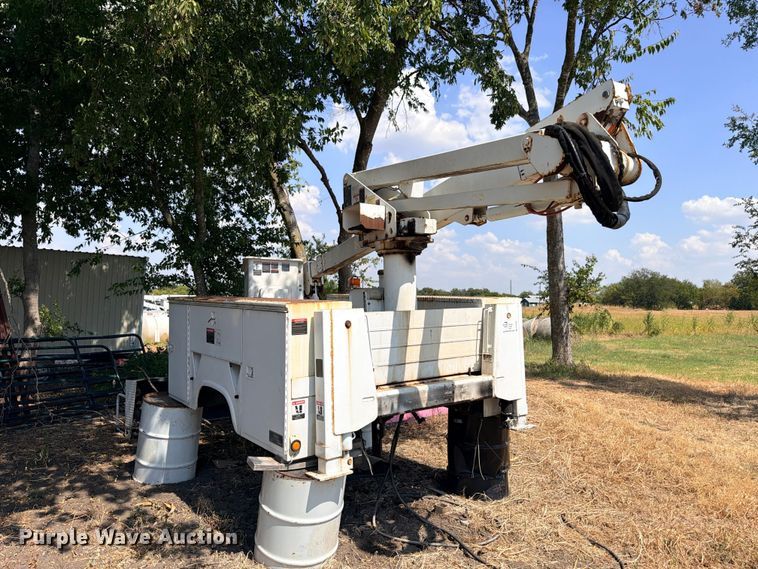 image for item DU1536 2001 Altec AT37G bucket truck bed