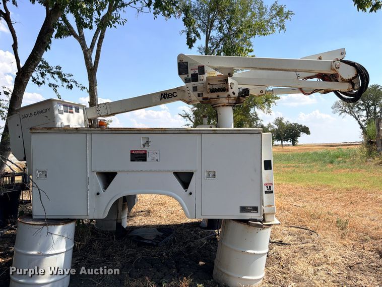 image for item DU1536 2001 Altec AT37G bucket truck bed