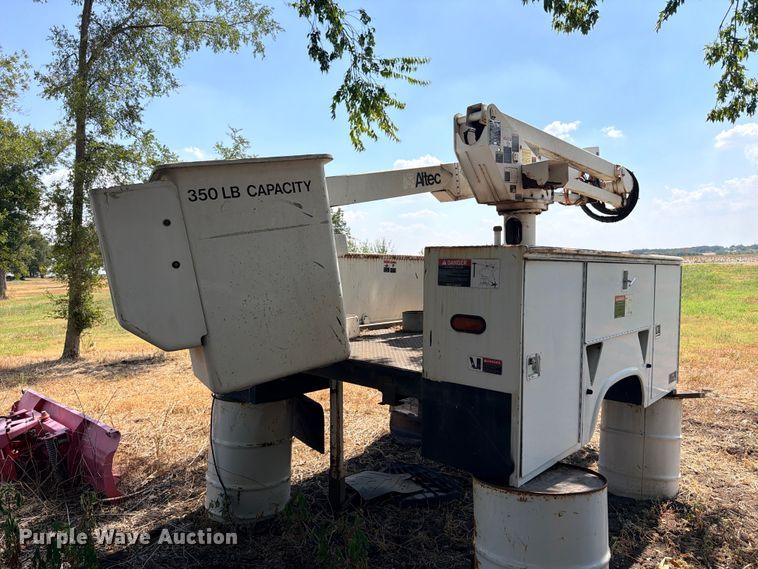 image for item DU1536 2001 Altec AT37G bucket truck bed