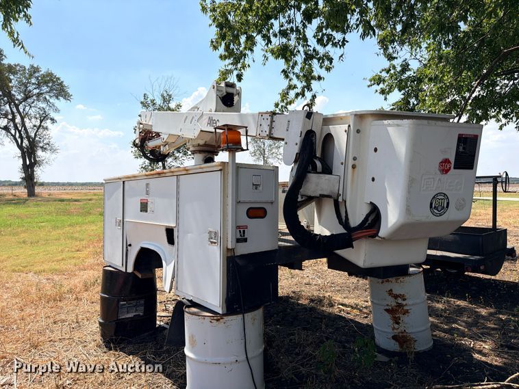 image for item DU1536 2001 Altec AT37G bucket truck bed