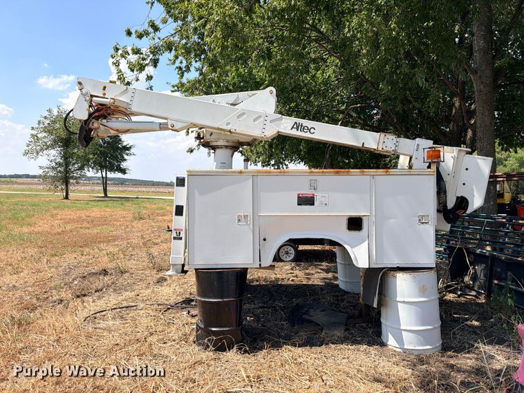 image for item DU1536 2001 Altec AT37G bucket truck bed