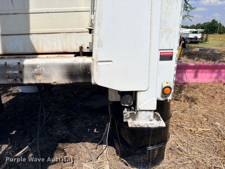 image for item DU1536 2001 Altec AT37G bucket truck bed