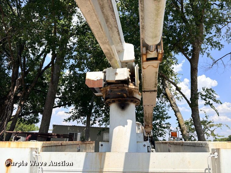 image for item DU1536 2001 Altec AT37G bucket truck bed