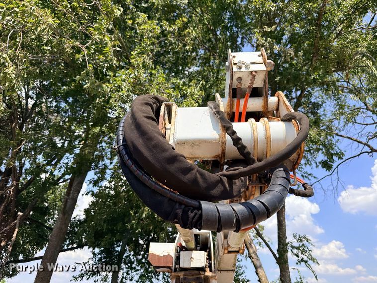 image for item DU1536 2001 Altec AT37G bucket truck bed