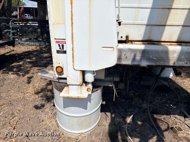 image for item DU1536 2001 Altec AT37G bucket truck bed