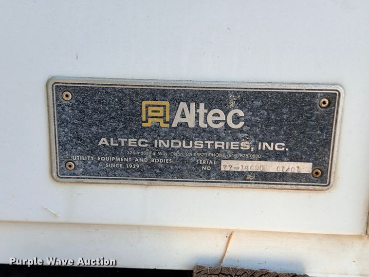 image for item DU1536 2001 Altec AT37G bucket truck bed