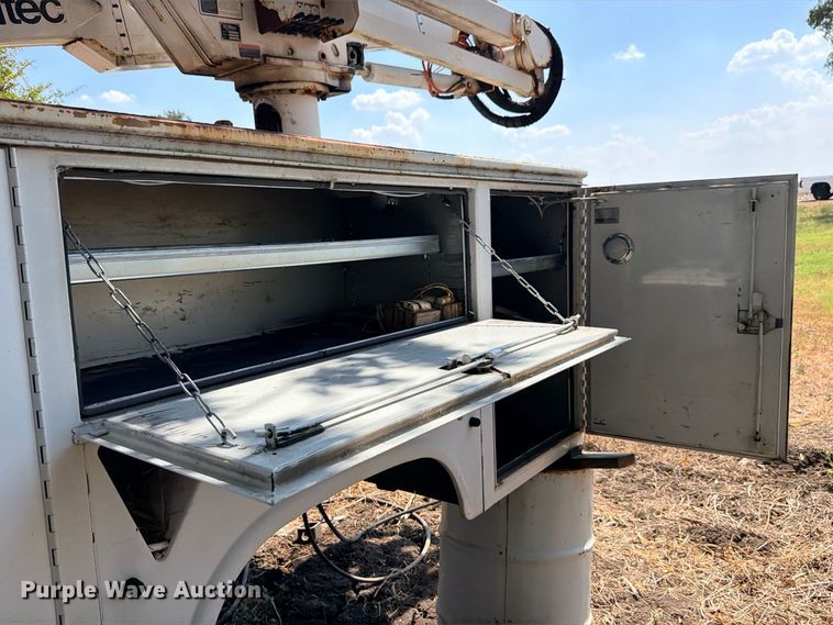 image for item DU1536 2001 Altec AT37G bucket truck bed