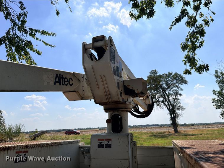 image for item DU1536 2001 Altec AT37G bucket truck bed