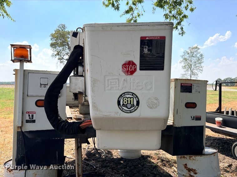 image for item DU1536 2001 Altec AT37G bucket truck bed