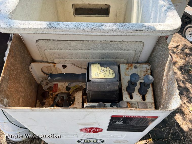 image for item DU1536 2001 Altec AT37G bucket truck bed