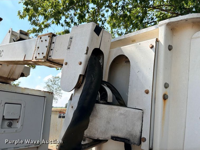 image for item DU1536 2001 Altec AT37G bucket truck bed