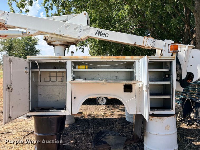 image for item DU1536 2001 Altec AT37G bucket truck bed