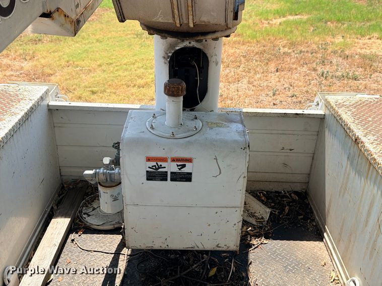 image for item DU1536 2001 Altec AT37G bucket truck bed