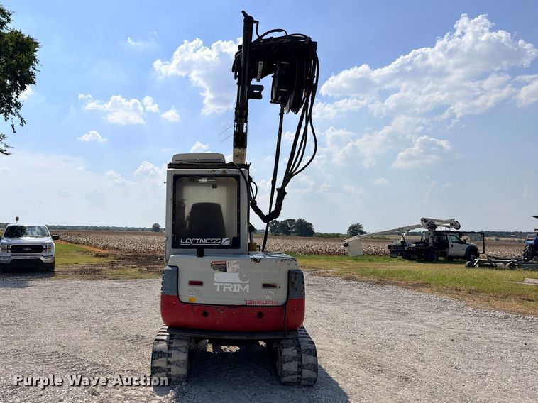 image for item DU1537 2011 Takeuchi TB250 tree trimmer