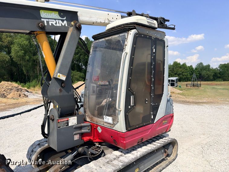 image for item DU1537 2011 Takeuchi TB250 tree trimmer