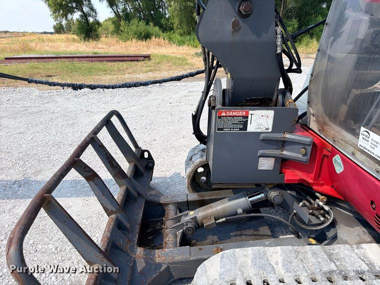image for item DU1537 2011 Takeuchi TB250 tree trimmer
