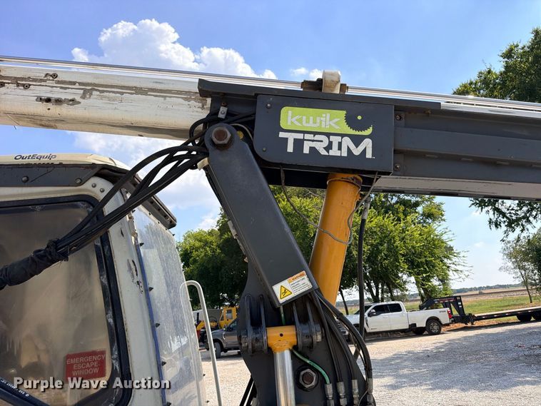 image for item DU1537 2011 Takeuchi TB250 tree trimmer