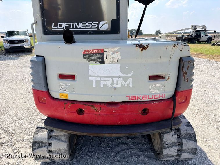 image for item DU1537 2011 Takeuchi TB250 tree trimmer