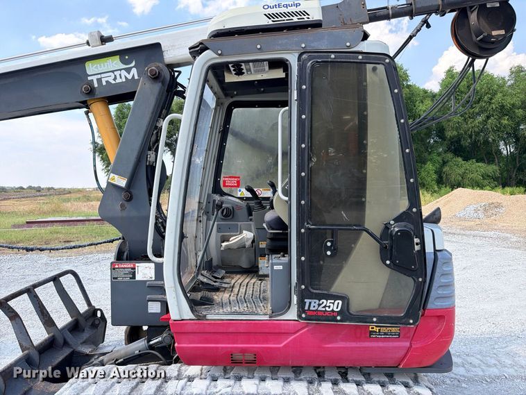 image for item DU1537 2011 Takeuchi TB250 tree trimmer