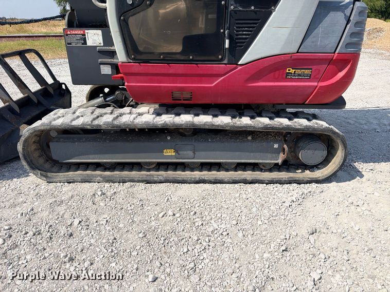 image for item DU1537 2011 Takeuchi TB250 tree trimmer