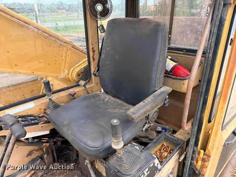 image for item DU1549 1990 Caterpillar EL240B excavator