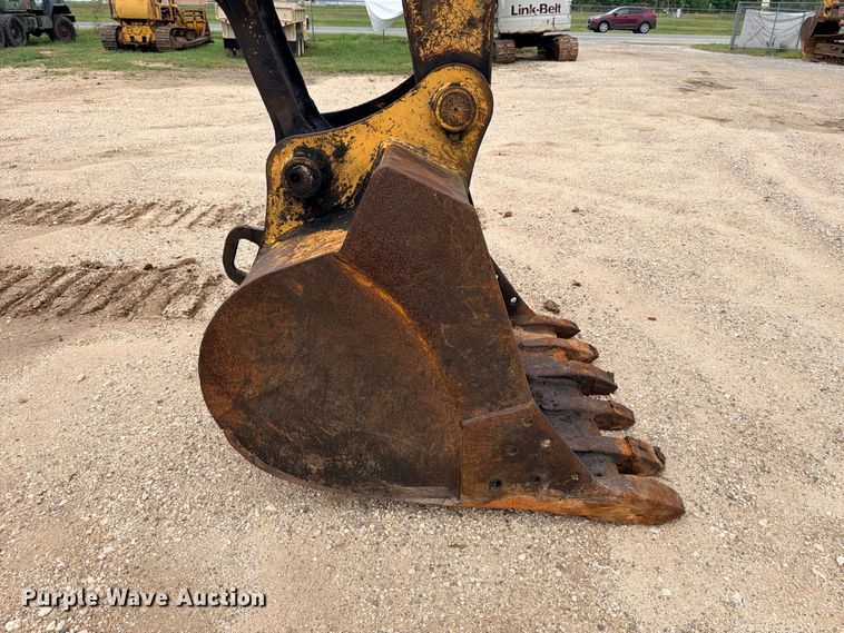 image for item DU1550 1999 John Deere 200LC excavator