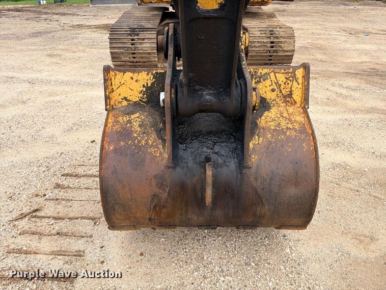 image for item DU1550 1999 John Deere 200LC excavator