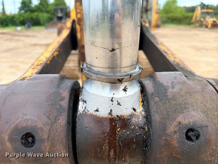 image for item DU1550 1999 John Deere 200LC excavator