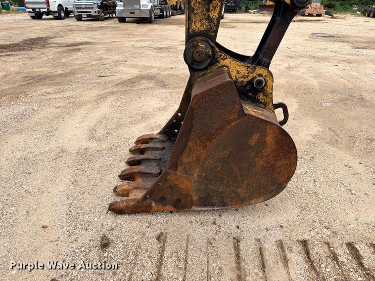 image for item DU1550 1999 John Deere 200LC excavator