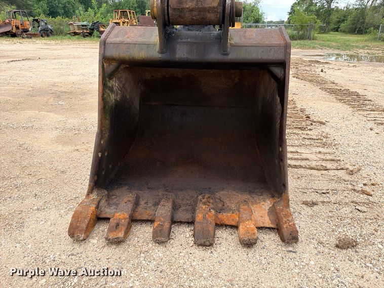 image for item DU1550 1999 John Deere 200LC excavator