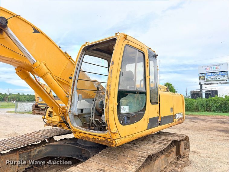 image for item DU1550 1999 John Deere 200LC excavator