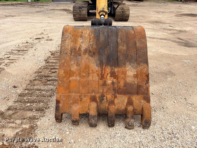 image for item DU1550 1999 John Deere 200LC excavator
