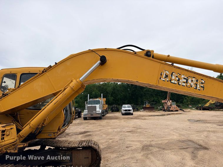 image for item DU1550 1999 John Deere 200LC excavator