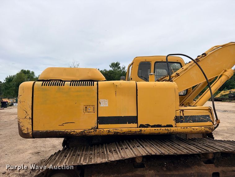 image for item DU1550 1999 John Deere 200LC excavator