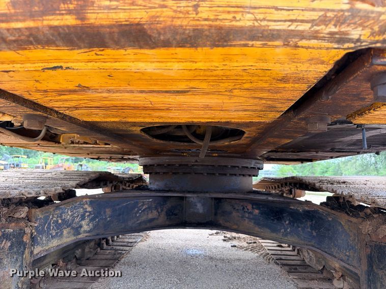 image for item DU1550 1999 John Deere 200LC excavator