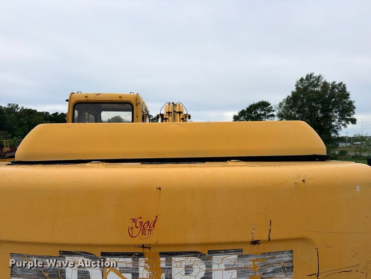 image for item DU1550 1999 John Deere 200LC excavator