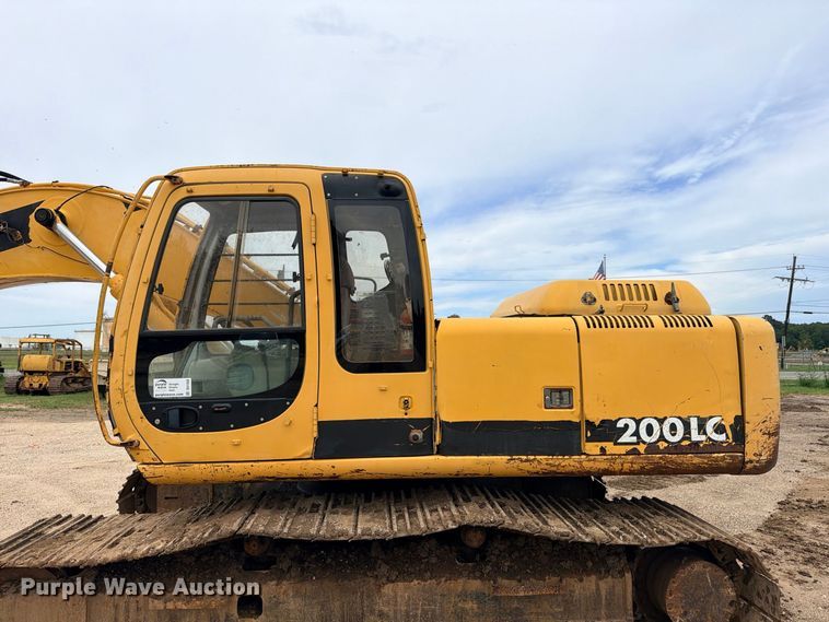 image for item DU1550 1999 John Deere 200LC excavator