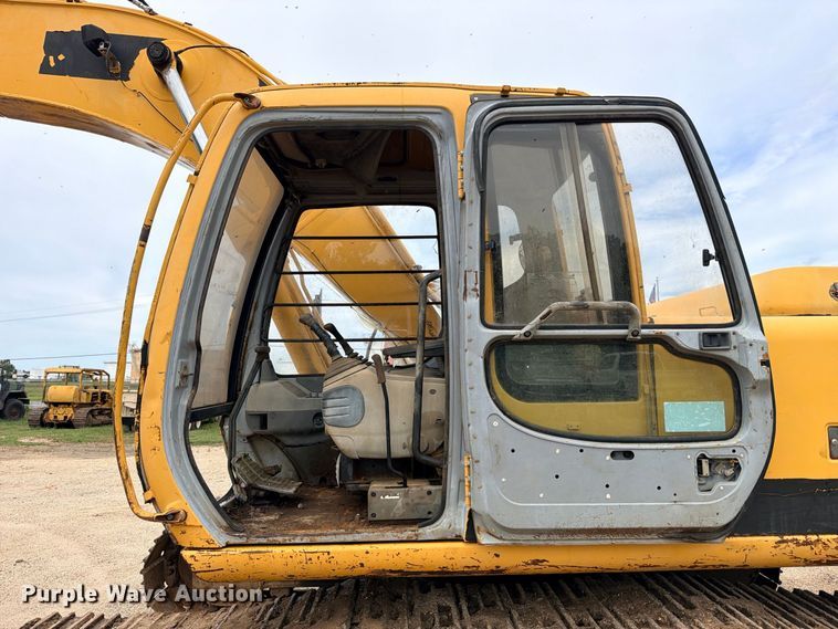 image for item DU1550 1999 John Deere 200LC excavator