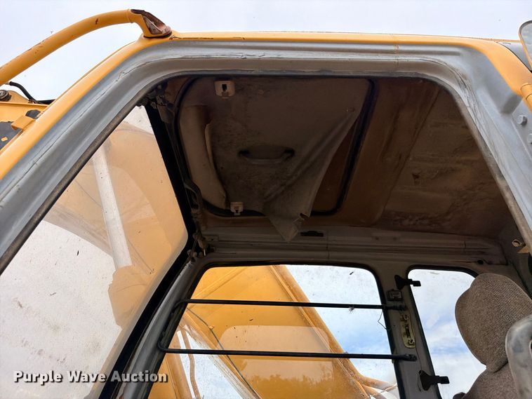 image for item DU1550 1999 John Deere 200LC excavator