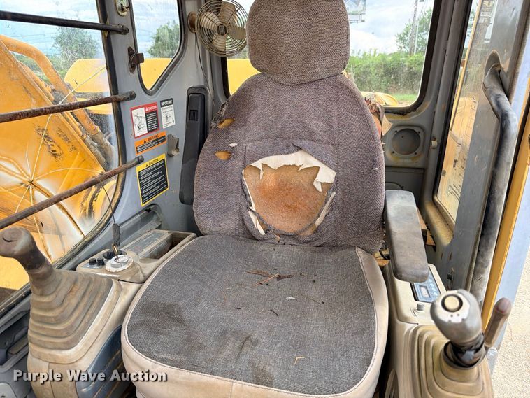 image for item DU1550 1999 John Deere 200LC excavator