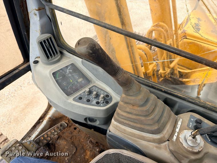 image for item DU1550 1999 John Deere 200LC excavator