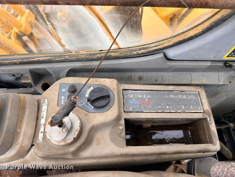 image for item DU1550 1999 John Deere 200LC excavator