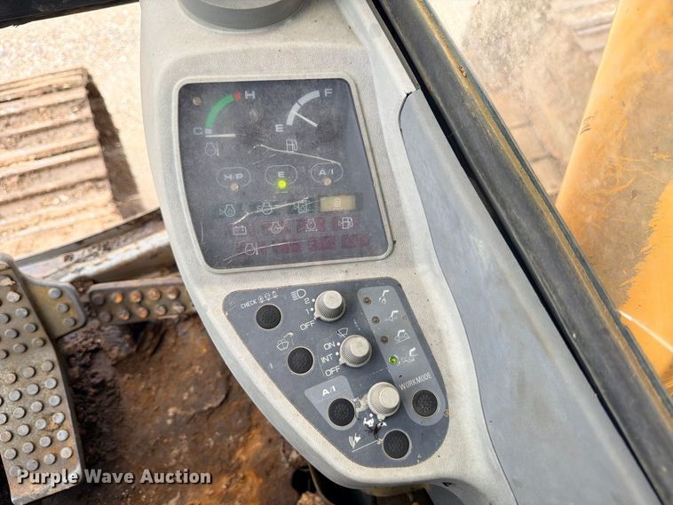 image for item DU1550 1999 John Deere 200LC excavator
