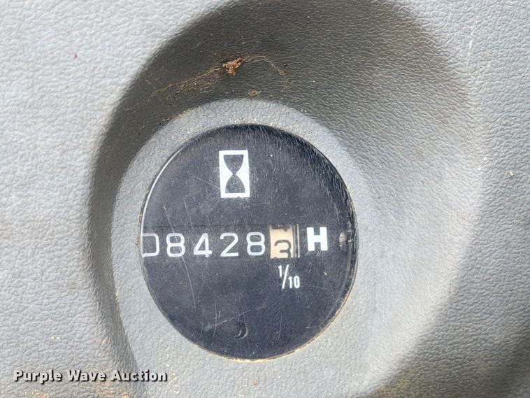 image for item DU1550 1999 John Deere 200LC excavator