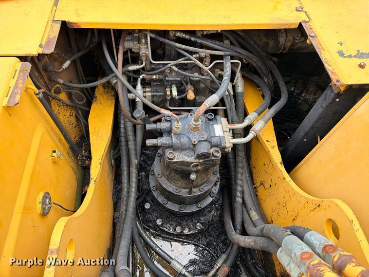 image for item DU1550 1999 John Deere 200LC excavator