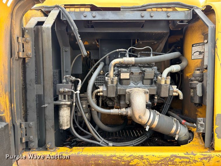 image for item DU1550 1999 John Deere 200LC excavator